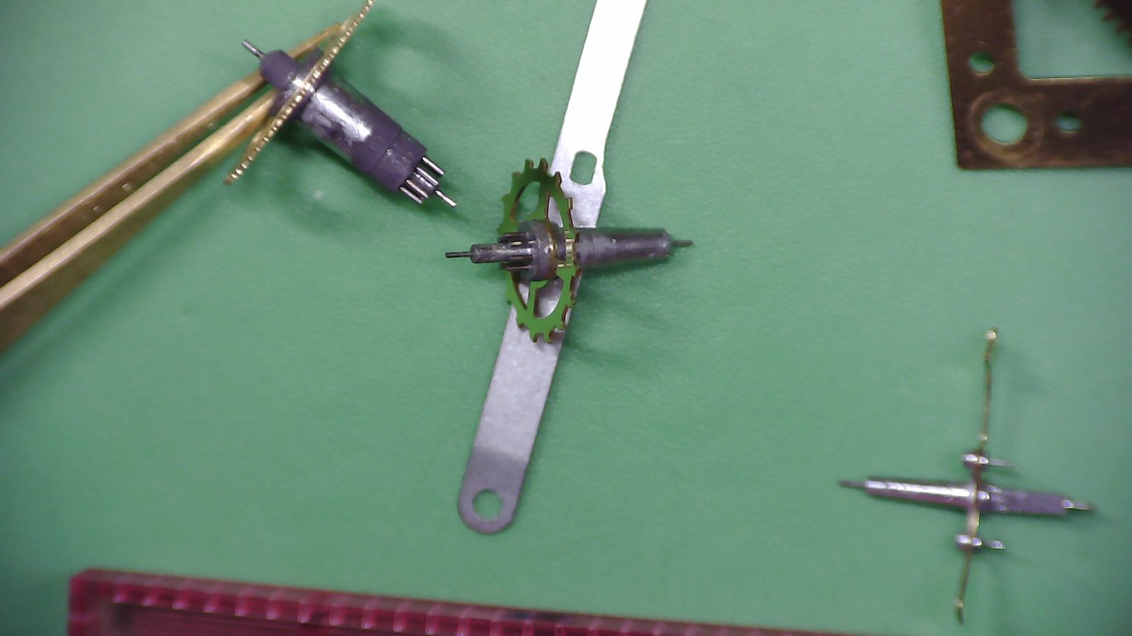 Weird Pinions - No "Crown" — So this is what I'm talking about. It's really interesting. The pinions there are like lantern pinions, but there's no cap on. And that's I think also a way that was used to reduce the amount of material used in this particular model.
